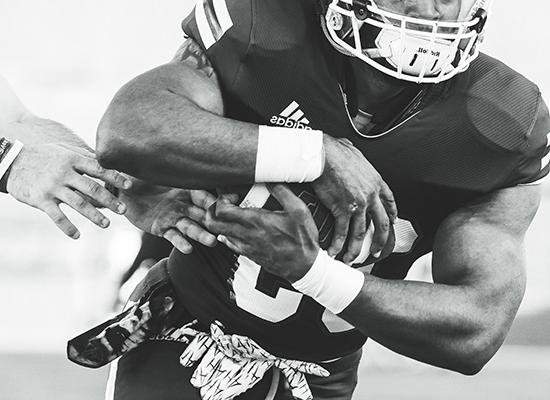 Closeup of 在线博彩 football player in action